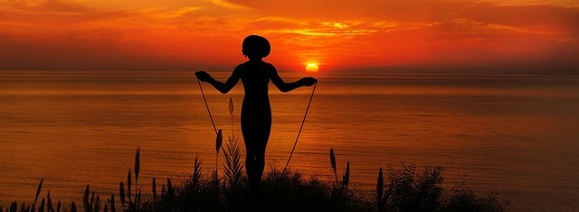 Faire de la corde à sauter et du hulahoop pour se remettre en&nbsp;forme